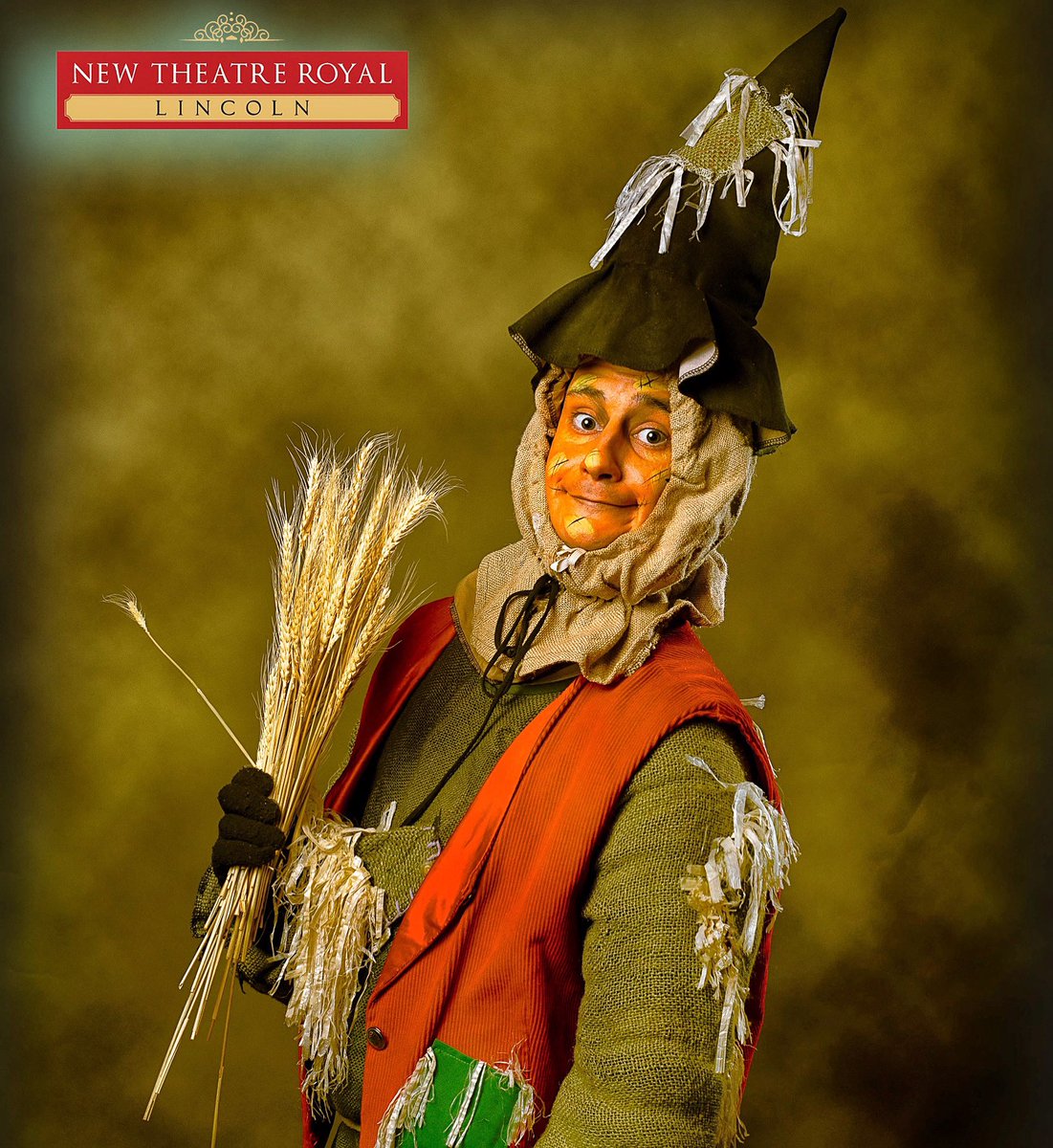 Oh, hay there…👋🙃

Massive thanks once again to the incredible Alex Finlay for capturing my vacant expressions as Dorothy’s brainless buddy! 🧠💚🌈🌪️