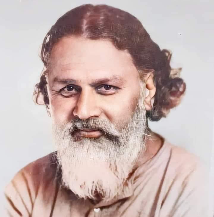 Emm_Ayan_Usmani's tweet photo. حضرت مولانا سید عطاء اللہ شاہ بخاری رحمہ اللہ ہندوستان میں رام پور جیل میں تھے، جیل میں اناج دیا گیا کہ ان کا آٹا پسواو ،
کہا گیا عطاء اللہ تم باغی ہو اس لئے تمہاری یہی سزا ہے کہ تم آج چکی پیسو۔
عطاء اللہ شاہ بخاری رحمہ اللہ فرماتے ہیں کہ مجھے مزہ آیا، میں نے رومال اتار کر رکھ دیا، وضو کرکے بسم اللہ پڑھ کر میں نے چکی بھی پیسنی شروع کر دی، اور ساتھ میں سورہ یاسین کی تلاوت بھی شروع کر دی۔
عطاء اللہ شاہ بخاری رحمہ اللہ فرماتے ہیں کہ جب میں نے قرآن کو آواز کے ساتھ پڑھنا شروع کیا تو اس وقت جیل کا سپریٹینڈینٹ قریب تھا وہ نکل کر آیا اور قریب آکر روتا ہوا کھڑا ہو گیا اور جیل کا دروازہ کھلوا دیا،
کہنے لگا،
عطاء اللہ تجھے تیرے نبی کی قسم، بس کر
اگر تو نے دو آیتیں اور پڑھ لی تو میرا جگر پھٹ جائے گا۔
" یہ تھا انگریز پر قرآن سننے کا اثر ۔“
اللہ حضرت مولانا سید عطاء اللہ شاہ بخاری کی قبر کو نور سے منور فرما آمین .
