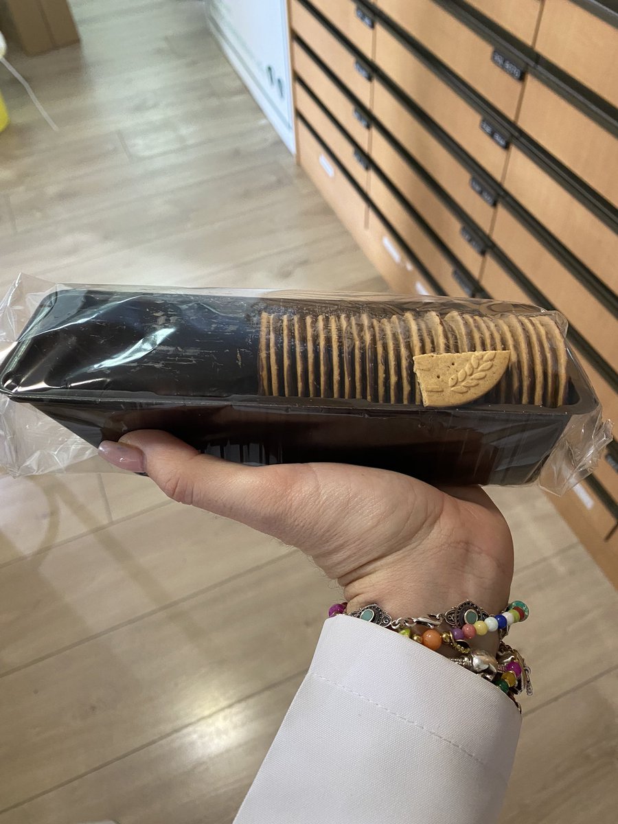 eviitcanca's tweet photo. Acabo de comprar este paquete, viene medio paquete vacío, y como podéis ver esta CERRADO!! gracias #Fontaneda por robarnos así #GalletasFontaneda , me siento estafada #Fontaneda https://t.co/izyjVvMTL8