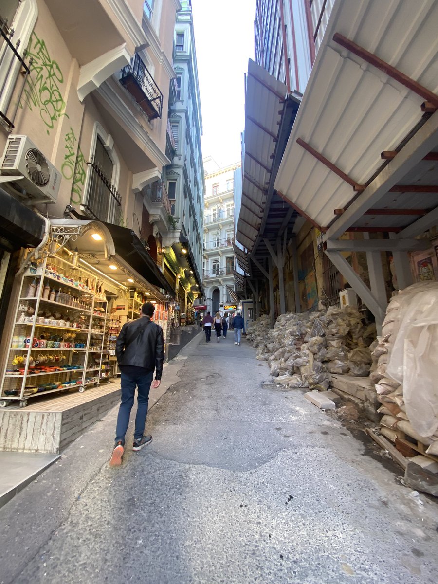 Ne Beyoğlu eski Beyoğlu ,
Ne sen eski SEN.