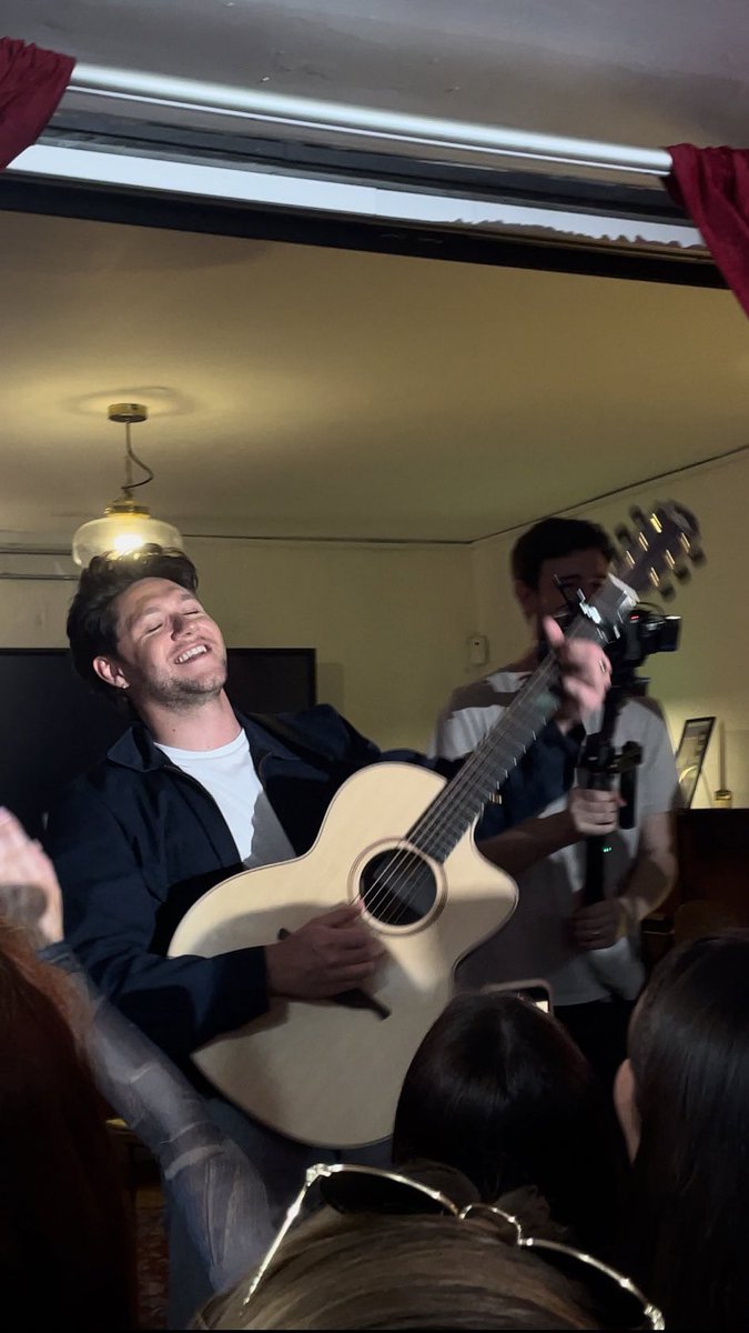 NiallHDailyNews's tweet photo. Niall Horan at the fan experience in Dublin! https://t.co/dI8EGJKgVz
