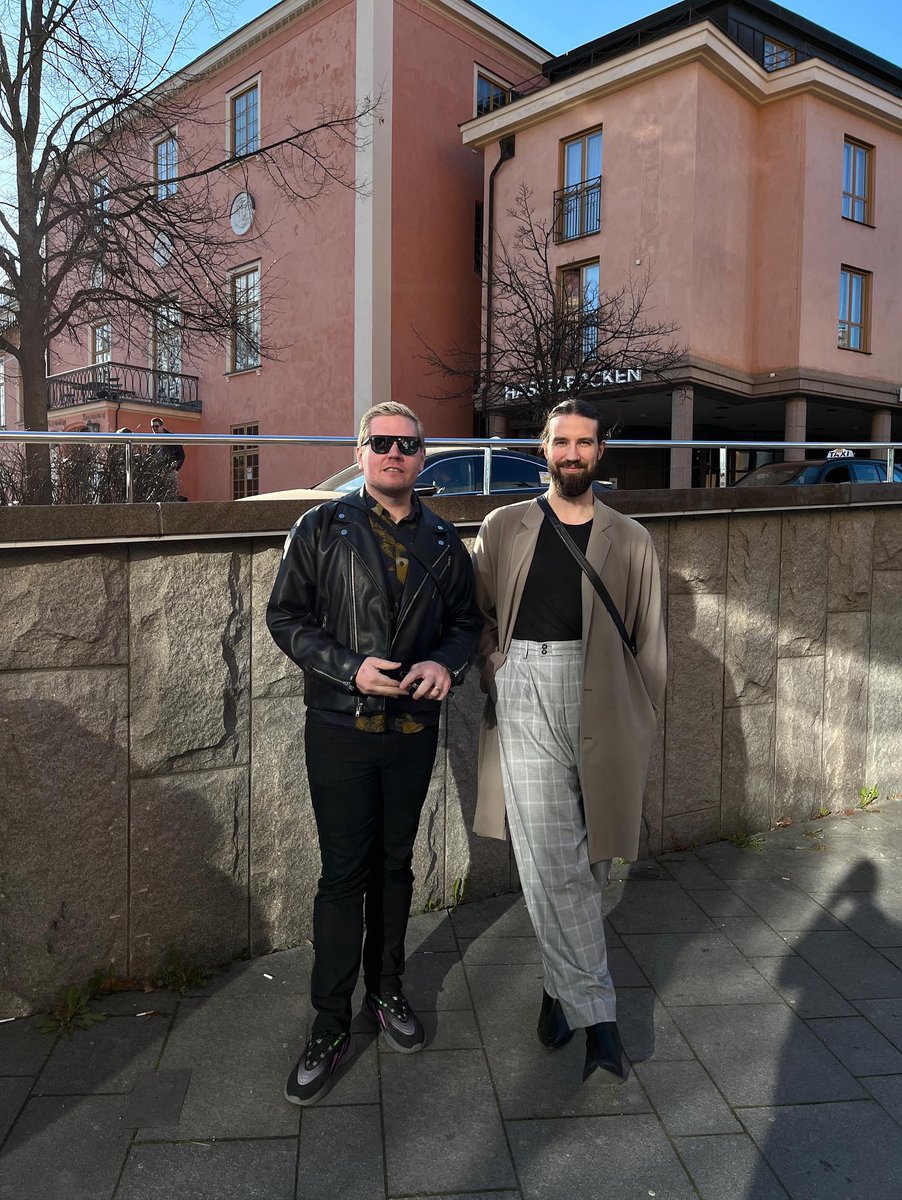 Us: 👨🏼‍❤️‍💋‍👨🏻
Gustaf: 👤📸