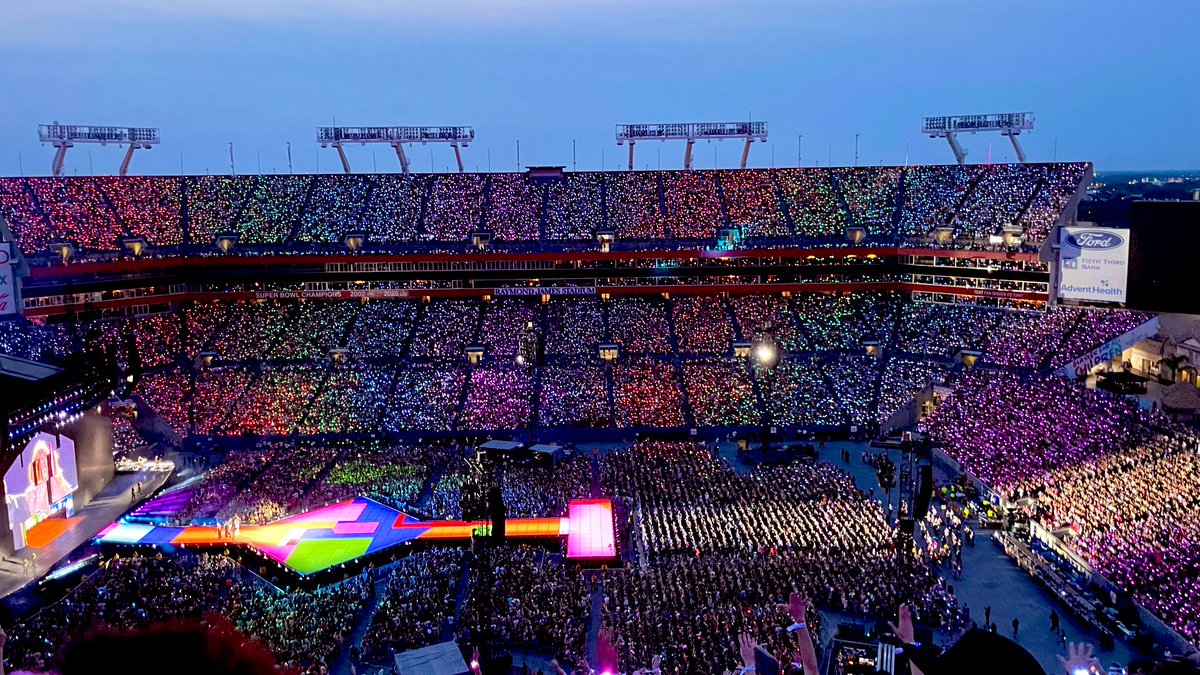 vinylswift89's tweet photo. the eras tour from nosebleed | a thread ✨ https://t.co/X6X1CW9718