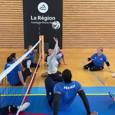 Ce jour, à <a href="/VichyCommunaute/">Vichy Communauté</a> on a marqué le J-500 avant les Jeux Paralympiques de <a href="/Paris2024/">Paris 2024</a> en félicitant les athlètes de la <a href="/FFSASportAdapte/">FFSA Sport Adapté</a> aux championnats de France de natation, en essayant le volley assis @FFvolley au @CREPS_Vichy ou à l'escrime devant l'opéra.
#terredejeux