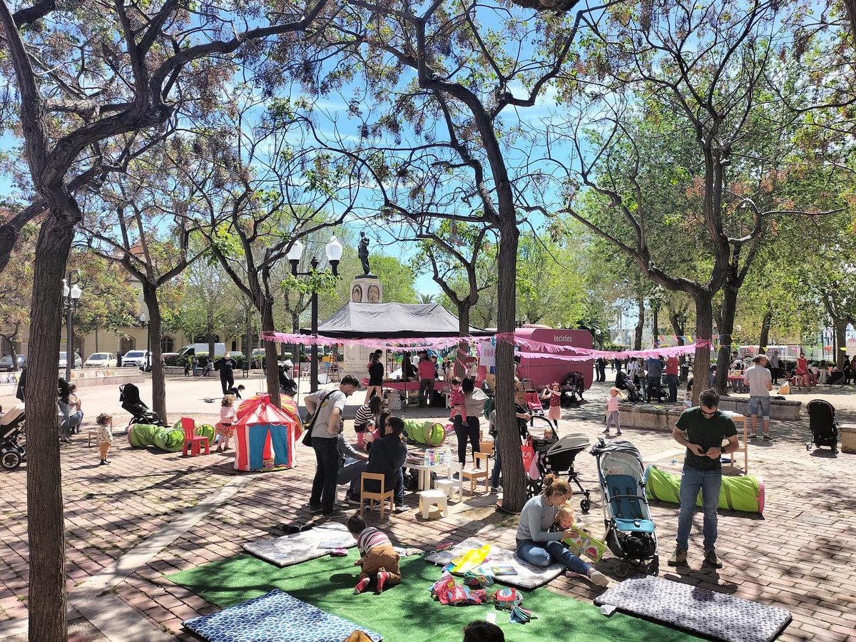 Tecletes's tweet photo. Fantàstic dia de primavera, sol i llibres!! 
La sisena edició del #tastetTecletes ha comptat amb autors (escriptors i il·lustradors) de km0: @piscinaunpetitocea @ratcebrian @totsolet @tx0min @nuriafreixadomenech i l'artista @amadeuanguera 📚 
 #tecletes #tarragona https://t.co/kr0QlY8Gh5