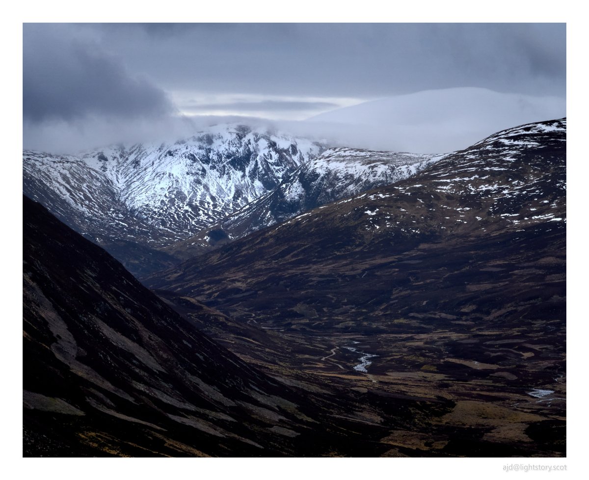 Wee outing today up to Craig nan Gabhar.    Loch Callater looks cold and Carn an t-Sagairt Mor brooding.  Winter still has a hold in the southern Cairngorms @walkhighlands #Scotland #Cairngorms #SonyRX100vii