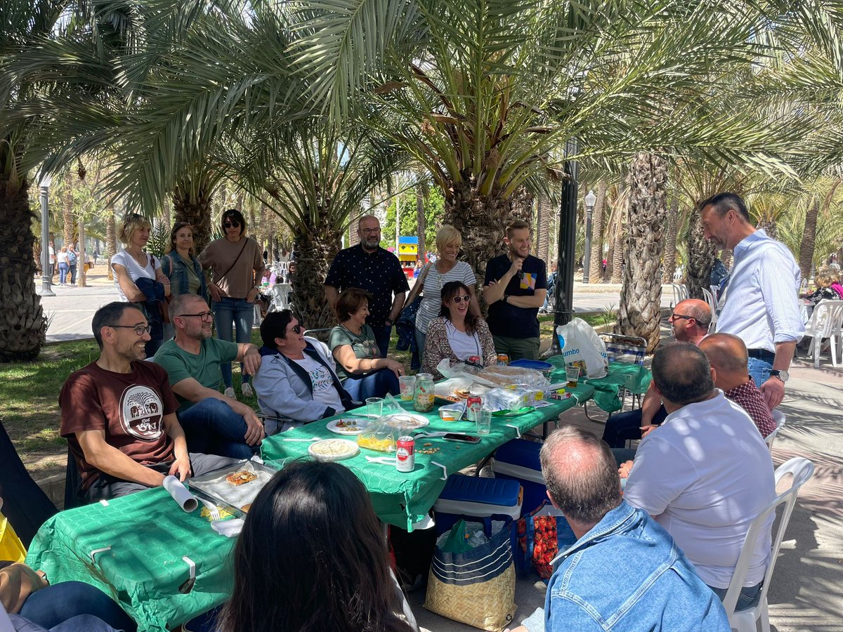 Festes de Sant Vicent Ferrer al barri d'Altabix, després de 4 anys torna a celebrar-se el tradicional dinar de cabasset a l'Hort de la Cuerna. Molt bon ambient i moltíssims veïns i veïnes.
Es recupera també el campionat mundial de llançament de pinyols de dàtils.
#ELX #elche