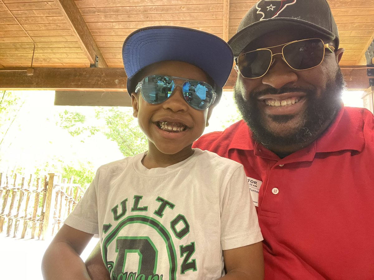 Got a unique opportunity to “pause” and be dad by volunteering to be a chaperone on my sons field trip to the zoo. Thank goodness I was only responsible for my child lol. #FatherAndSon #lovebeingafather #zoofieldtrip