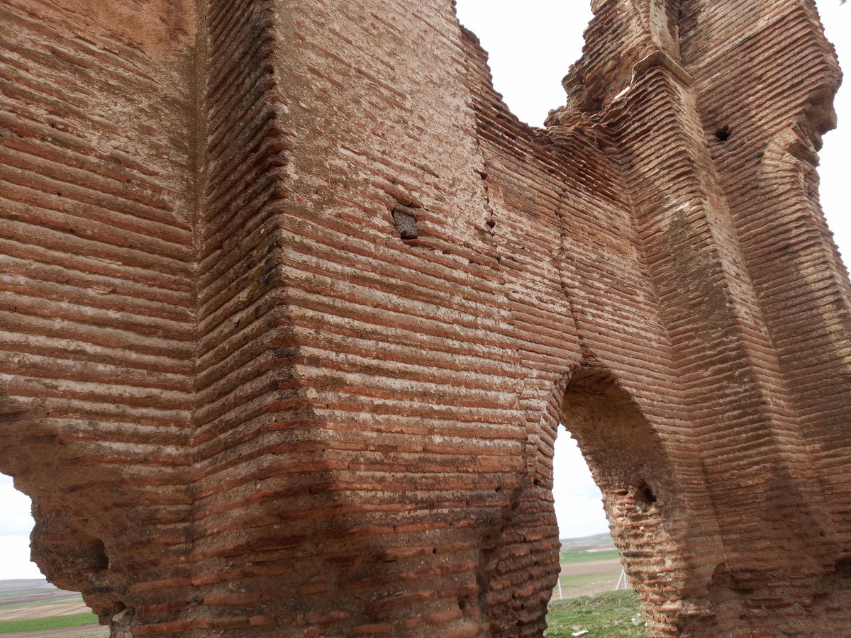 AltiparmakSadik's tweet photo. Kubbesi dahil tuğladan yapılmış muhteşem bir eser fotoğraflarda göründüğünden çok daha muazzam büyüklükte. Tamamen yok olmadan ülkemize ve #Kırşehir 'e  kazandırılması gerekir. https://t.co/w0H7AAsKvl