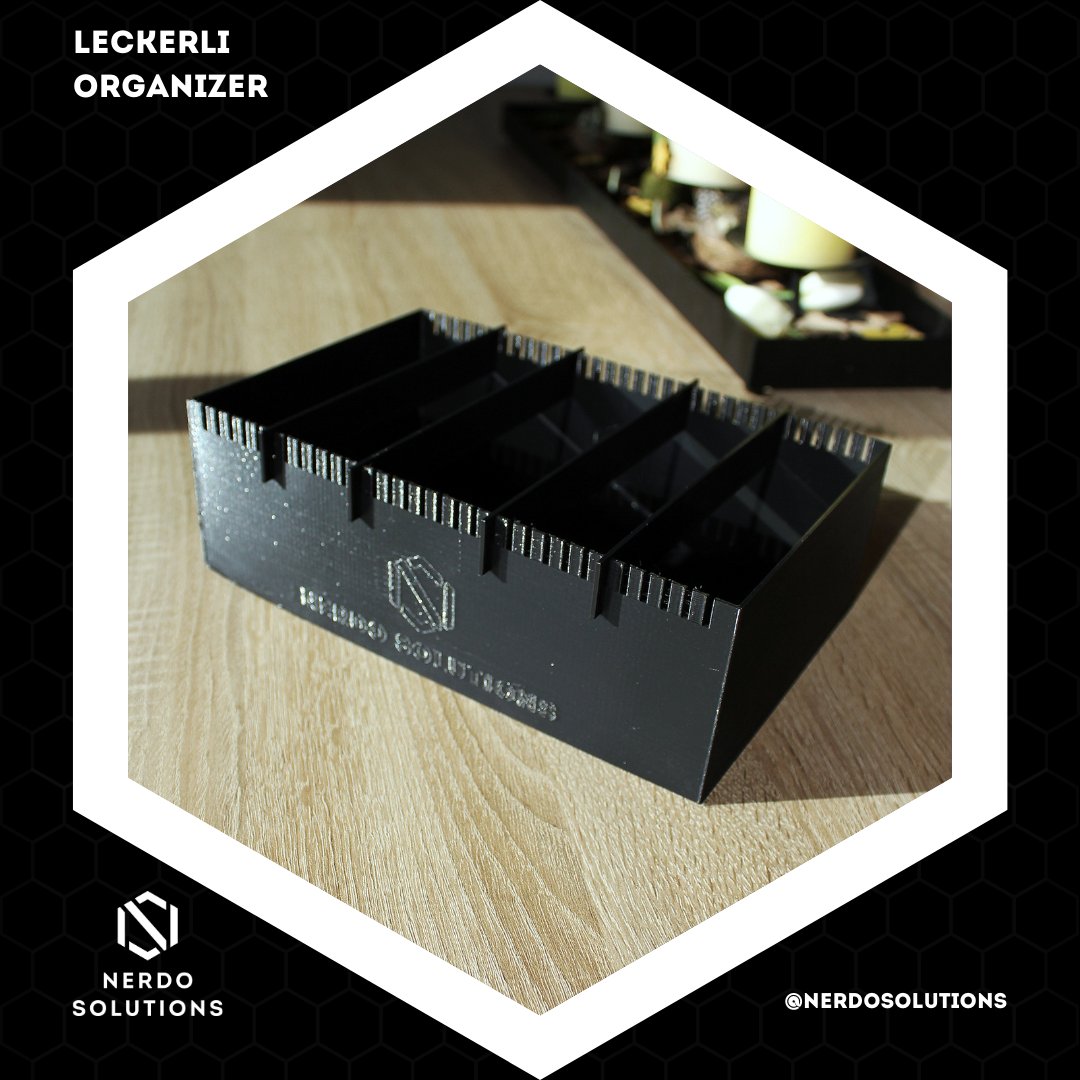 Auch Hunde-Leckereien wollen ordentlich gelagert werden. Um das Hundefrühstück passend einzusortieren, habe ich diesen Organizer entworfen.
Die Trenner lassen sich variabel je nach Bedarf einstecken und sorgen so für flexible Fächer.

#NerdoSolution #3DPrinting