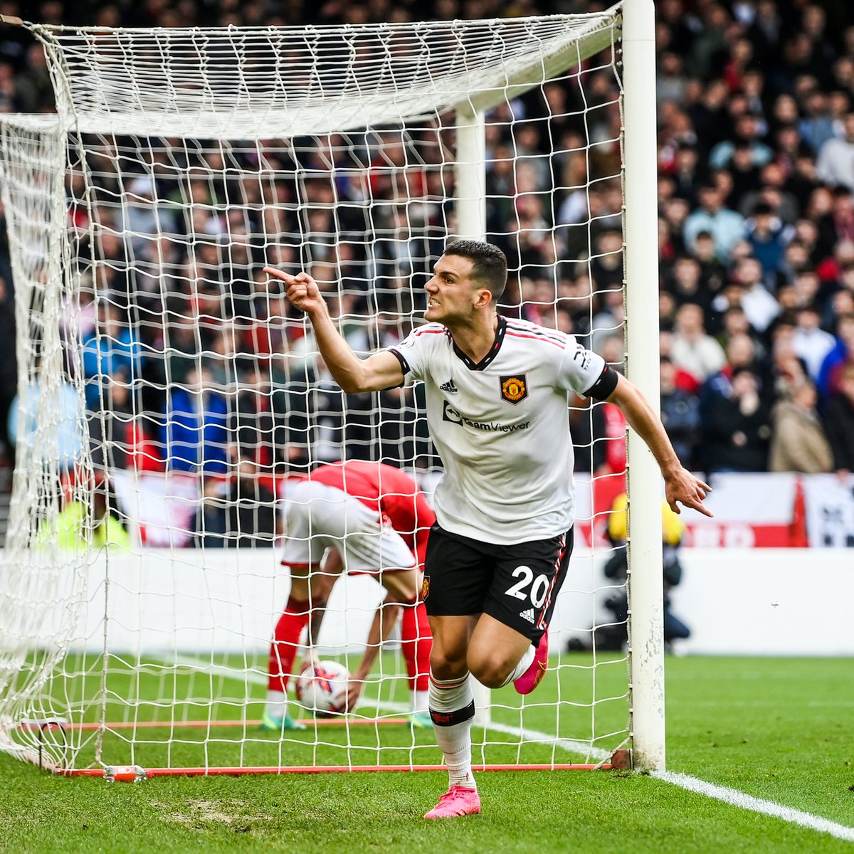 brfootball's tweet photo. Manchester United beat Forest 2-0 to move into third.

They’re now six points clear of fifth-place Spurs with a game in hand 📈 https://t.co/cLlFu3pAaz