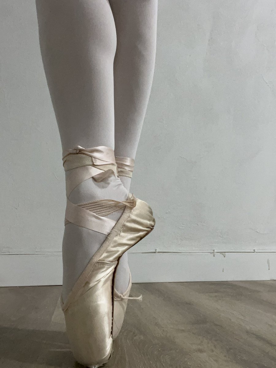 DanaNaomyMills's tweet photo. First time for boots on since 2019. Outcome: not tragic. Pain levels: ask me tomorrow #ballet #alwaysadancer https://t.co/ZgRLduyFuh