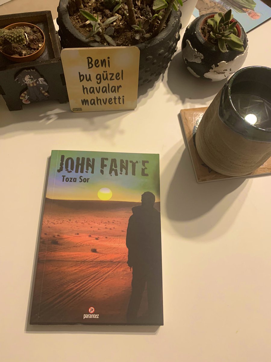 Bukowski’nin gençliğinde kütüphanede kitaplarıyla tanıştığı ve yıllar sonra “Fante benim Tanrımdı,” dediği Fante’nin Toza Sor kitabı. #JohnFante #TozaSor