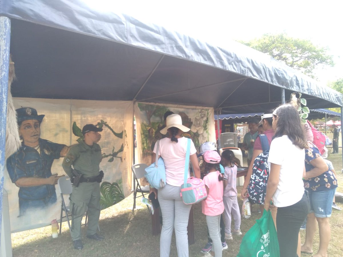 policiadepanama's tweet photo. #DINAPART | Nos mantenemos brindando docencia en temas ambientales a los ciudadanos que se mantienen en la actividad Festi Harpía 2023 organizado por el Parque Municipal y Jardín Botánico Summit. #CuidemosLaFauna https://t.co/vIwPxpwL2B