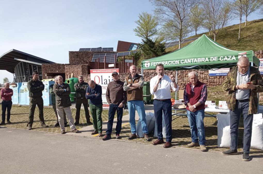 La Copa Cantabria de Perros de Rastro de Jabalí reúne a 61 cazadores de seis autonomías

El consejero de Desarrollo Rural entrega el Trofeo Presidente del Gobierno a Iván Carbonero, procedente de Castilla y León ℹ️➡️ bit.ly/40hMMAO