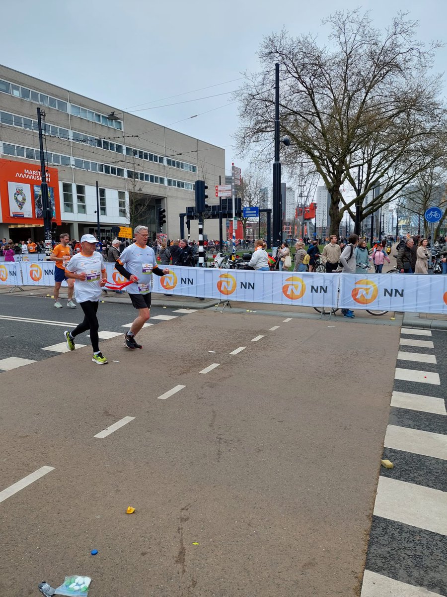 Vandaag met Onno de #mooiste van <a href="/MarathonRdam/">NN Marathon Rotterdam</a>  gelopen. <a href="/RunningBlindLei/">RunningBlindLeiden</a>  <a href="/RunningBlind1/">Running Blind</a> . Wel als duo-marathon.
De Garmin gaf aan 2:09:59 iets sneller dan de geregistreerde tijd. Dan mag ik Garmin wel aan houden toch?😉😃😃