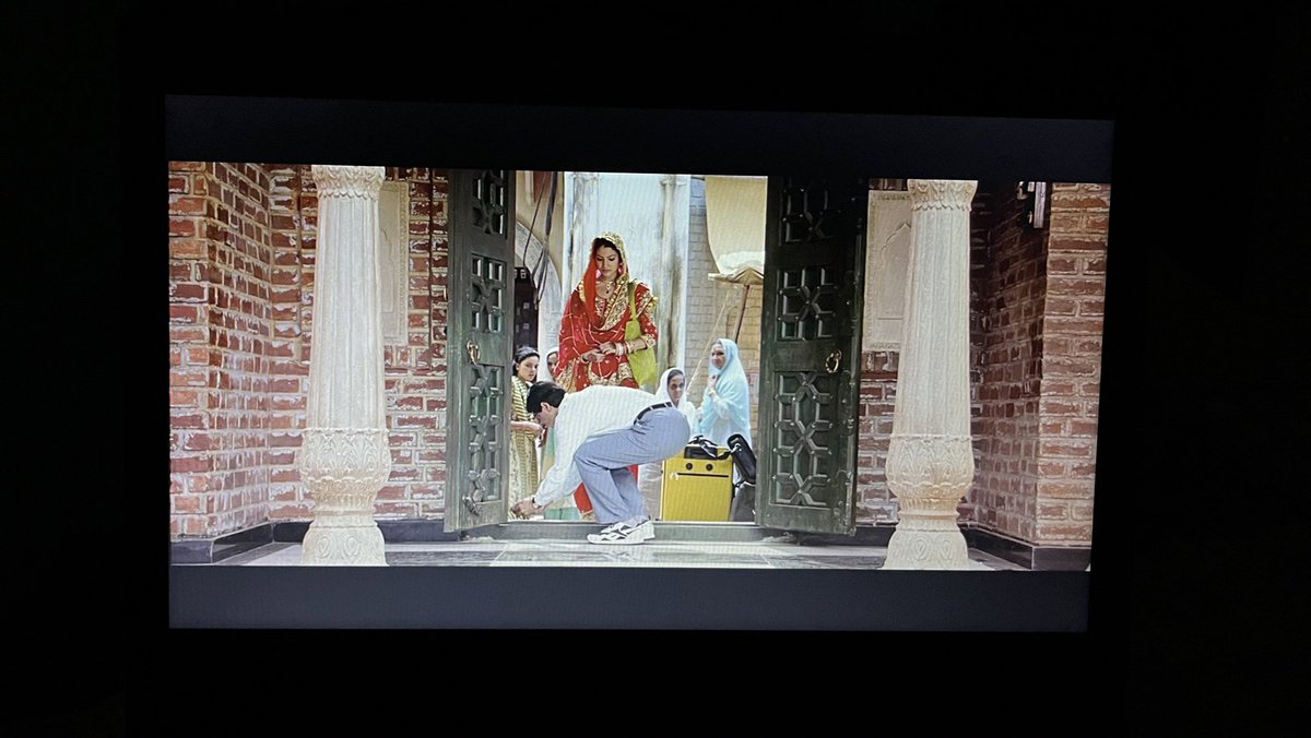 aavishhkar's tweet image. Surinder Sahni, Punjab Power, lighting up your life :) #RNBDJ 

PS: one of my favourite scenes. #ShahRukhKhan #AnushkaSharma