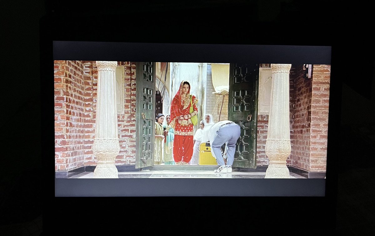 aavishhkar's tweet image. Surinder Sahni, Punjab Power, lighting up your life :) #RNBDJ 

PS: one of my favourite scenes. #ShahRukhKhan #AnushkaSharma
