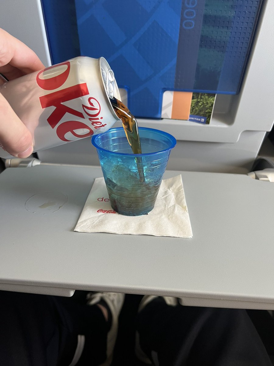 meals_by_cug's tweet photo. Ordered a DC on the plane only cause the stewardess is a fan, it’s called dedication https://t.co/R8QJhexj4D