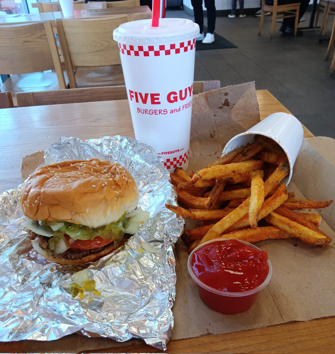 Ahay9958's tweet photo. Behold $17 worth of food.  Not even worth it. 🤨 #fiveguys https://t.co/kzfNovpCJH