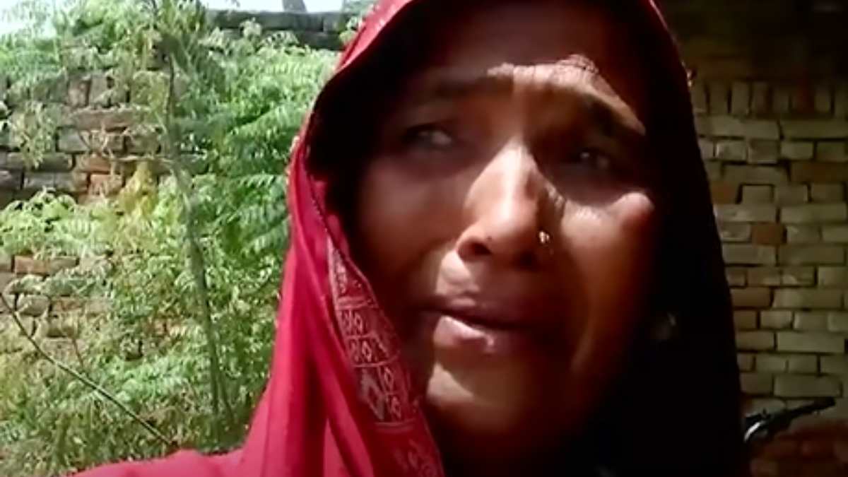 AskAnshul's tweet photo. She’s Surajkali from Prayagraj

Her husband disappeared when he protested against gangster Atiq Ahmed for occupying their land. To this date, Surajkali hasn’t seen body of her husband

She &amp; her son were shot &amp; have bullet marks. She bravely fought against Atiq Ahmed for 30 years https://t.co/qQpgOB9odJ