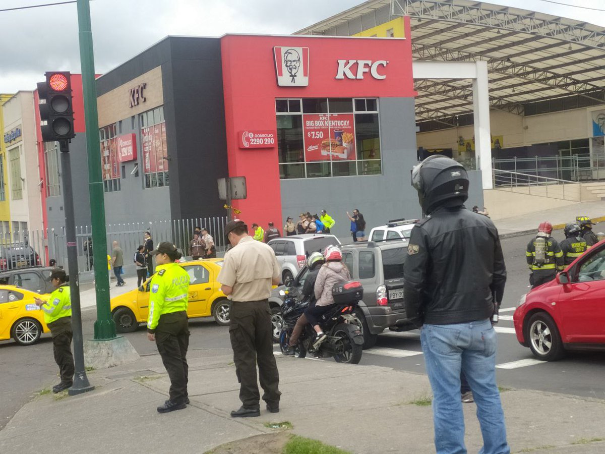 #AHORA | Este 16 de abril se reportó una amenaza de #bomba en el Santa María ubicado en las calles Rumihurco y Marscal Sucre, sector San José del #Condado, en el norte de #Quito.

La #PNacional y el Cuerpo de #Bomberos de Quito acudieron al lugar para atender la alerta. <a href="/tuvoztv/">@TuVozTV</a>
