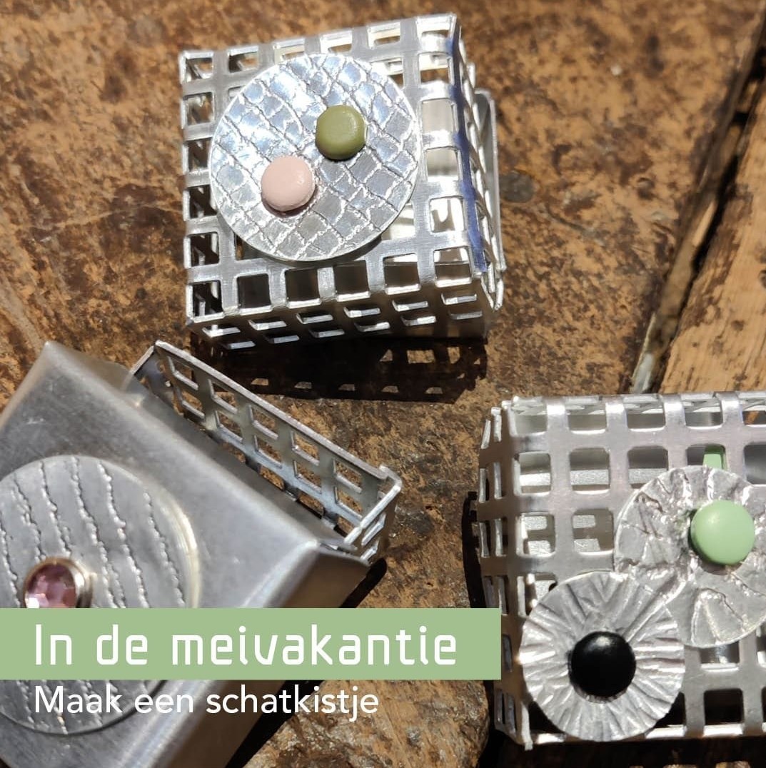 zilvermuseum's tweet photo. In de meivakantie kunnen kinderen aan de slag als smid en maken tijdens een workshop een schatkistje voor  €7,50 per kind. Reserveer via onze webshop, workshops op 2 en 3 mei om 14:00 uur. 
#workshop #meivakantie #kinderactiviteit  #schoonhoven #zilvermuseum  #krimpenerwaard https://t.co/2Y9kcOYhgC