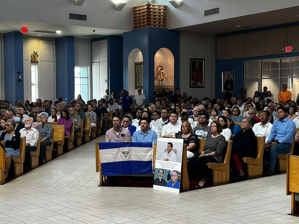 laprensa's tweet photo. Nicaragüenses participan en solemne misa en honor a las Madres de Abril, oficiada por monseñor Silvio Báez en la iglesia Santa Agatha, en Miami, Estados Unidos. 

Más información en: https://t.co/79B5frA9nM https://t.co/rJpIB2kFWz