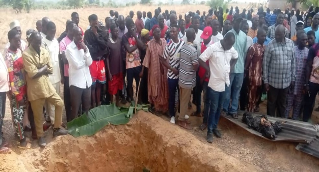 channelstv's tweet photo. Death Toll In Kaduna Bandit Attack Hits 33, Victims Given Mass Burial
https://t.co/tayCYKrLJz https://t.co/908iPgJZ7V