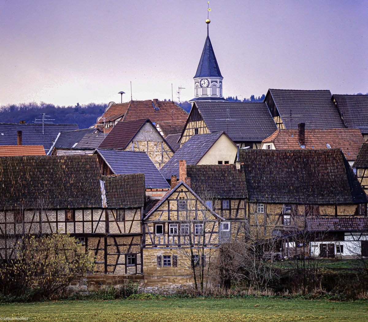 VHochfeld's tweet photo. ein architektonisches Kleinod, die Randbesiedelung des fränkischen Dorfes mit durchgehendem Fachwerk in Wohnhäusern und Scheunen.
Die Gefache mit Lehmfüllung, das Fundament aus massiven Sandsteinquadern; klimatechnisch natürlich irgendwo bei W
#Grabfeld #Milzgrund https://t.co/mje1Kg2gVm