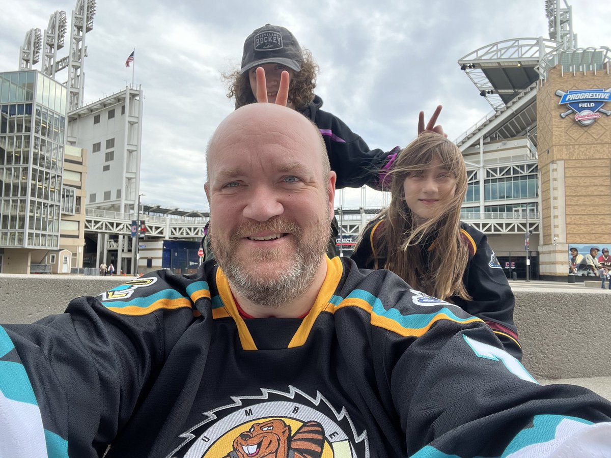 SeelyeEmily's tweet photo. Waiting for the doors to open ⁦@monstershockey⁩ #lighttheland https://t.co/L9D0yHqK61