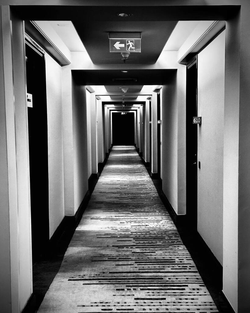 writeramesh's tweet photo. Hello #gurgaon . #worktrip #shotoniphone #bw #bwphotography #shadesofgrey #blackandwhite #lobby #geometric #symmetry https://t.co/DrVhOhOhOi https://t.co/h0sTeSYIuE