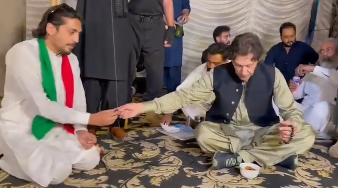 ابتسام پانی کیلئے اَدھرادھر دیکھنے لگا، عمران خان نےاپنا پانی اورکجھوردے دی 👇
youtu.be/aRtDeME9InU