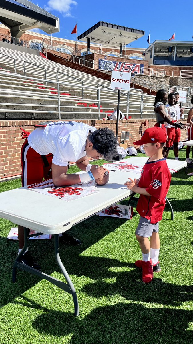 RealtorActress's tweet photo. Traveling to see Marquis play at the #LibertyUniversity 2023 #SpringGame...priceless! #CreatingMemoriesTogether #MarquisBell21 #AGTG @marquisbell17 @VictorBell365 @maximusbell19 @LeonidasBell26 https://t.co/xkOcfXoDeI