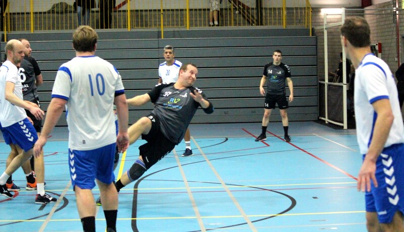 Zaterdagavond is het zaalseizoen voor de herenhandballers van Drechtsteden ten einde gekomen. In Zevenbergen werd in de laatste vijf minuten alsnog de winst door een (te!) hart spelend Groene Ster opgeëist. #Drechtsteden

zwijndrecht.info/sport/zaalseiz…