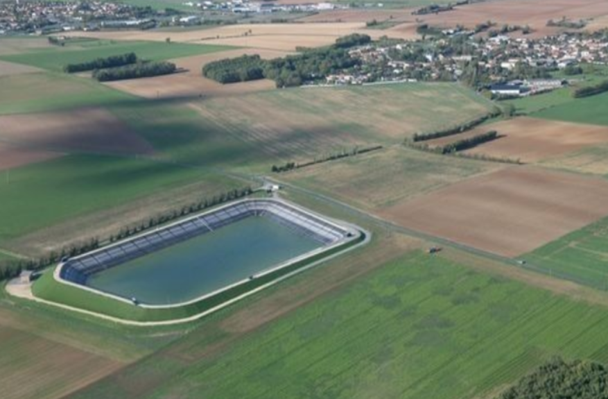 Reporterre's tweet photo. Mégabassines dans les Pays de la Loire ? Des experts disent non. 

Les mégabassines « ne règlent pas le sujet du manque de ressource en eau voire l’accentuent ». 

➡️https://t.co/UEJRn3JdOT https://t.co/E7N5rEwIYY