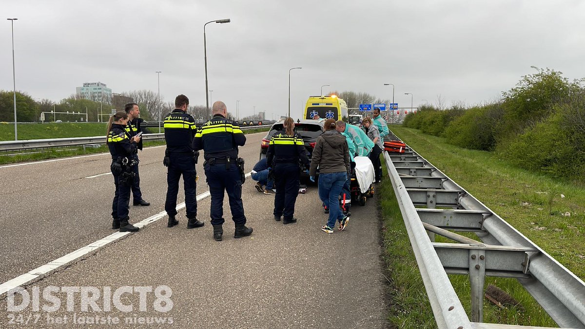 Op de #A13 in #Delft is zondagavond 16 april een baby'tje geboren... De ouders waren onderweg naar het ziekenhuis, maar het kindje bleek niet te willen wachten. Moeder en dochter zijn naar het ziekenhuis gebracht, maar maken het goed.