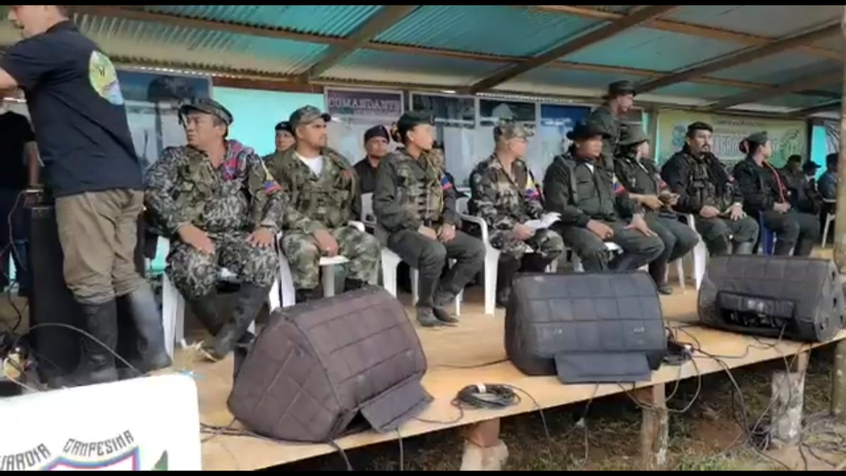 verdolaga2323's tweet photo. Lo crean o no, aquí está el futuro congreso de Colombia, nuevos senadores de las Farc (con Iván Mordisco a la cabeza), y no olvidemos que detrás vienen los del Eln, así poco a poco van socavando la democracia. https://t.co/I4w0J7gaVV