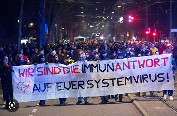 M. #Döpfner hat sich für "Ossis werden nie Demokraten" entschuldigt.

Ich moralisiere nicht, sondern halte das Statement schlicht für falsch: Wo war der größte Widerstand gegen Lockdowns und Impfpflicht? Wer hat die 'Spaziergänge' erfunden?

Ossis waren die besseren Demokraten!