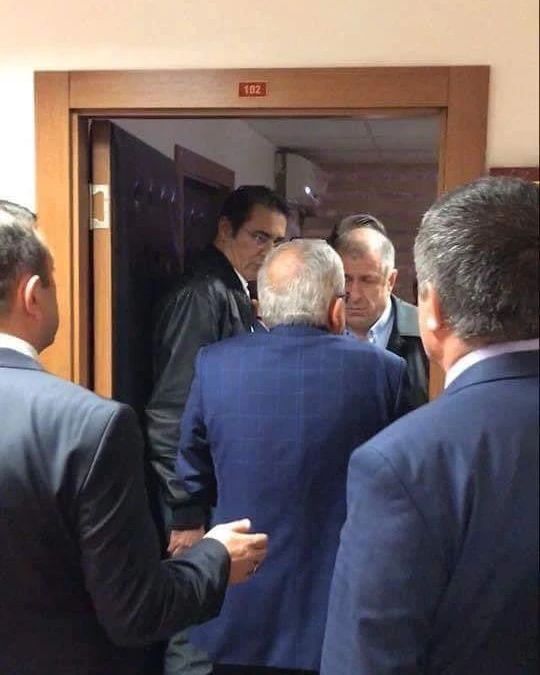 Tam 6 yıl önce bugün, 16 Nisan 2017... Kirli bir referandum ile YSK’nın anayasayı çiğneyerek 2.5 milyon mühürsüz oyu kabul ettiği gece: Kılıçdaroğlu evinde, Akşener arabasına binip İstanbul'a giderken ve Babacan-Davutoğlu AK Parti’deyken; Ümit Özdağ YSK başkanından hesap soruyor.