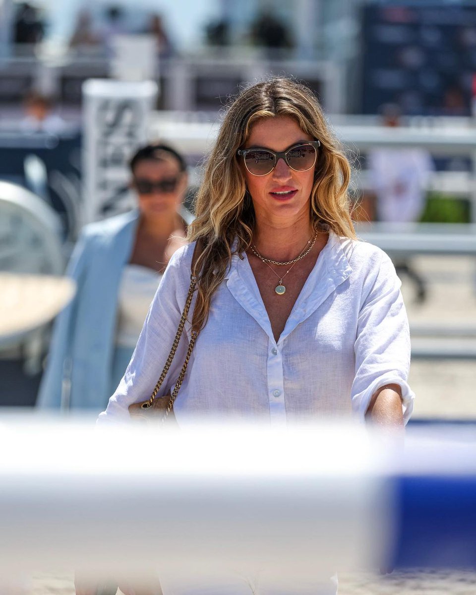 'Great to see Gisele Bündchen on show jumping’s runway - the LGCT Grand Prix course walk 🌴🇺🇸'

📸 Longines Global Champions Tour via Instagram
