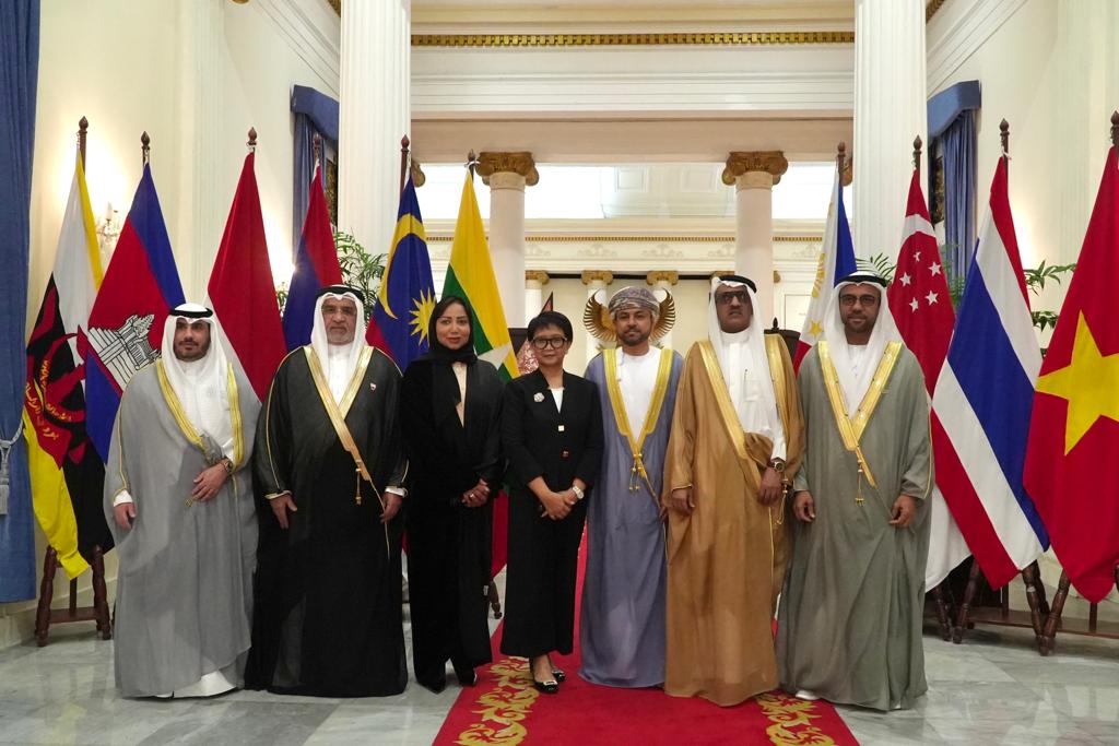 BahrainEmbIND's tweet image. شارك سعادة السفير أحمد عبدالله الهاجري في اجتماع أصحاب السعادة رؤساء بعثات دول مجلس التعاون الخليجي لدى الجمهورية الإندونيسية بسعادة ريتنو مارسودي، وزيرة الخارجية الاندونيسية، بمقر وزارة الخارجية الاندونيسية وقد تم بحث المواضيع ذات الاهتمام المشترك لتعزيز العلاقات بين الجانبين.