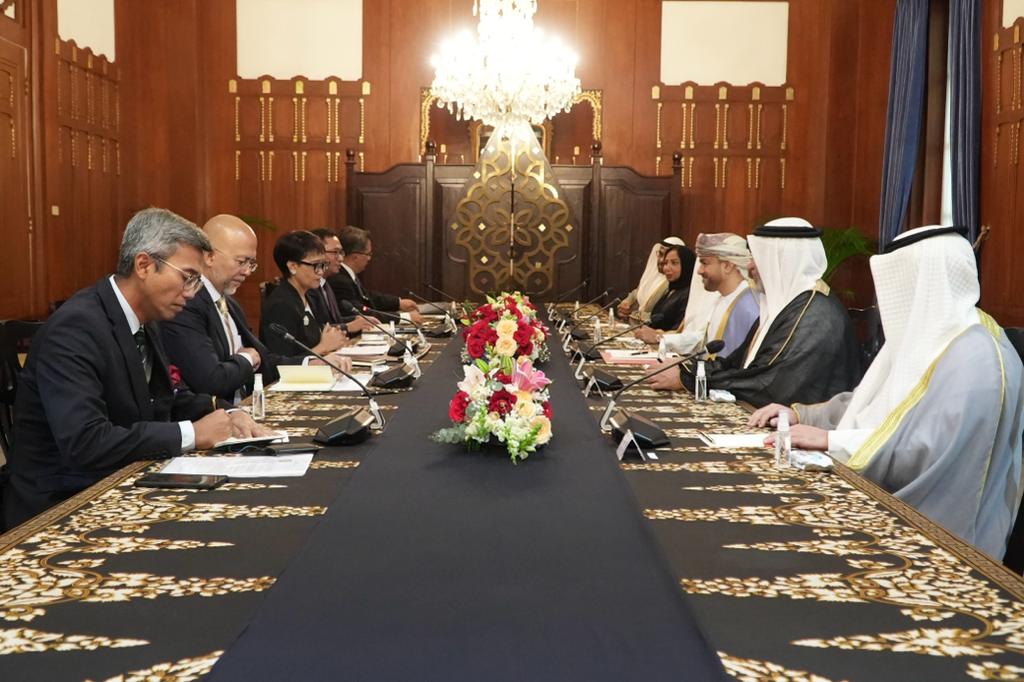 BahrainEmbIND's tweet image. شارك سعادة السفير أحمد عبدالله الهاجري في اجتماع أصحاب السعادة رؤساء بعثات دول مجلس التعاون الخليجي لدى الجمهورية الإندونيسية بسعادة ريتنو مارسودي، وزيرة الخارجية الاندونيسية، بمقر وزارة الخارجية الاندونيسية وقد تم بحث المواضيع ذات الاهتمام المشترك لتعزيز العلاقات بين الجانبين.