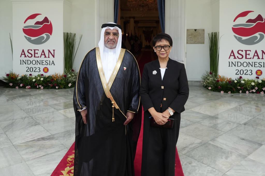 BahrainEmbIND's tweet image. شارك سعادة السفير أحمد عبدالله الهاجري في اجتماع أصحاب السعادة رؤساء بعثات دول مجلس التعاون الخليجي لدى الجمهورية الإندونيسية بسعادة ريتنو مارسودي، وزيرة الخارجية الاندونيسية، بمقر وزارة الخارجية الاندونيسية وقد تم بحث المواضيع ذات الاهتمام المشترك لتعزيز العلاقات بين الجانبين.