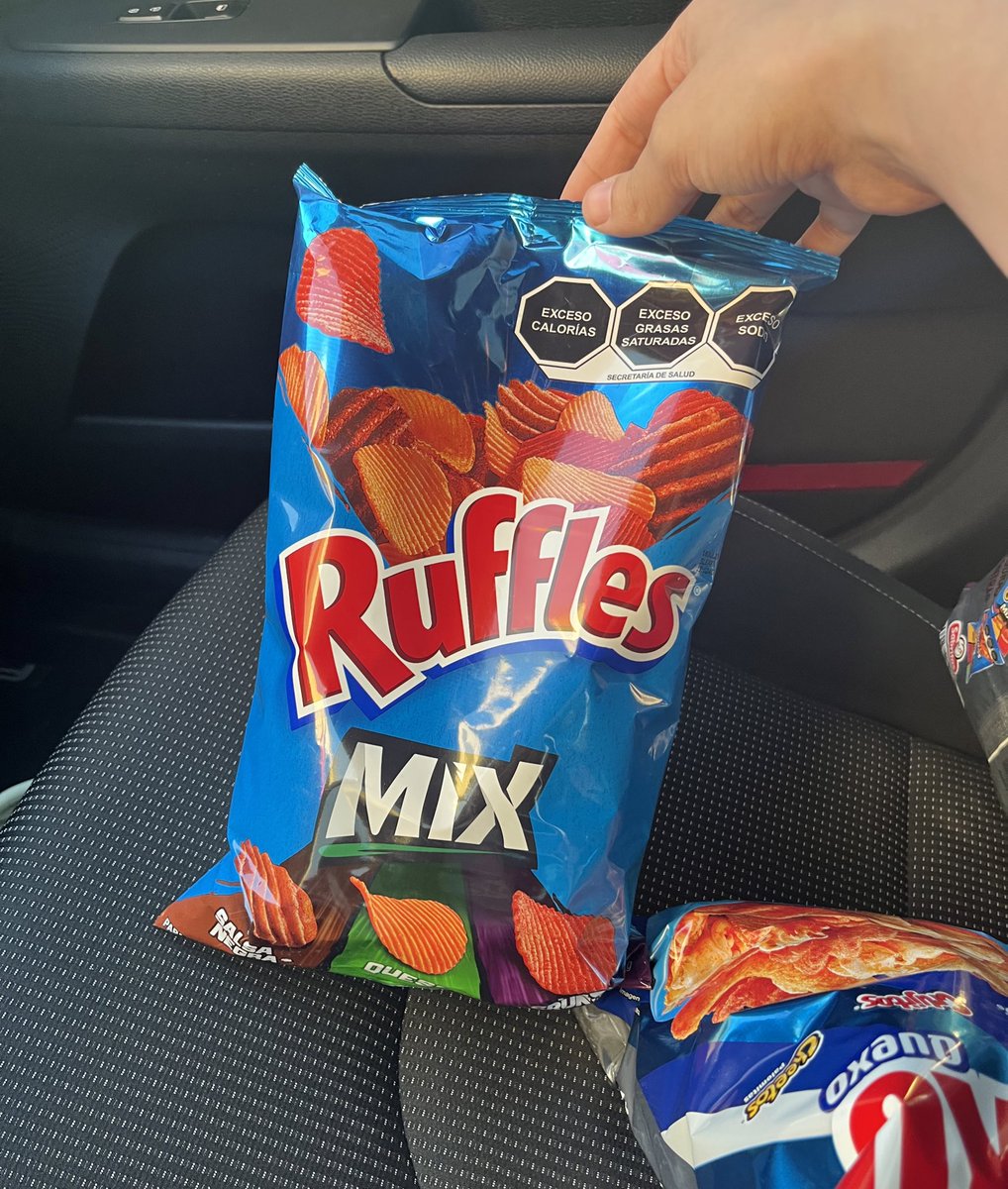 AnaVictoriaJR's tweet photo. Los ruffles mix son el mejor invento de @Papas_Sabritas 🤤 https://t.co/fB029DZrbL