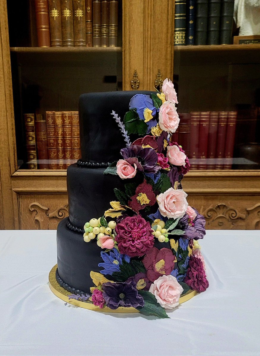 johnsons_bakery's tweet photo. Congrats, Victor &amp; Ailee! These silk and buttercream pallette knife flowers are stunning on this black fondant covered cake. The cake was chocolate with raspberry filling. Yummy!
#johnsonsbakery #bastropbakery #mainstreetbastrop #downtownbastroptx https://t.co/AgGGIY6BNl