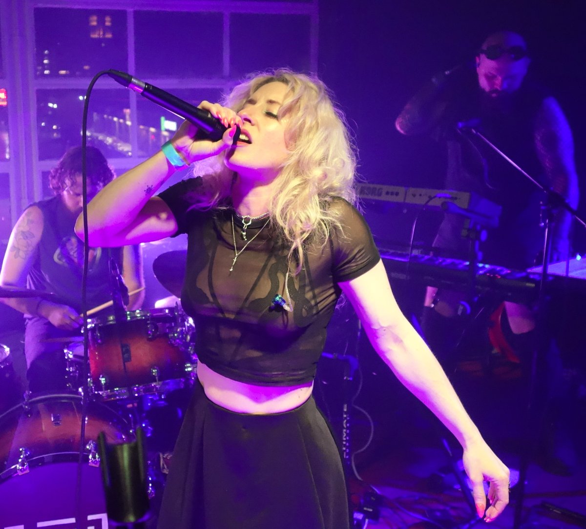 <a href="/kinetic_kristen/">Kinetic Kristen</a> pulled double duty last night playing keyboards and vocals with openers #ShakeMyTomb (<a href="/deftones/">Deftones</a> Tribute Band) and <a href="/NotYourNails/">Not Your Иails</a> <a href="/thehitonecafe/">Hi Tone</a> here in Memphis. 🤘