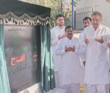 Sadaqat_Ali's tweet image. شاہد خاقان عباسی:
After #reimagining #ToshaKhana now offers Reimagining “Development work”
کہوٹہ میں 42کروڑکےواٹرسپلائی اورایک بڑی سڑک پرمیں نے 5ماہ پہلےکام شروع کروائے،افتتاحی تقریب اوربورڈزبھی لگوادئے،موصوف نے3 دن پہلے پنجاب حکومت سےوہی عبارت لکھواکراپنےنام سےبورڈزلگوادئےاور 👇🏼