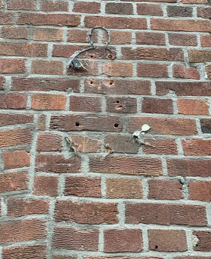 Retweet aub 

Het beeld van Oma Van Der Poel is gestolen  het hing op haar voormalig huis op de  Mathenesserdijk in Spangen Rotterdam

Het heeft grote emotionele waarde en de familie zou het erg waarderen als het boven water kwam 

Als iemand informatie heeft laat het aub weten