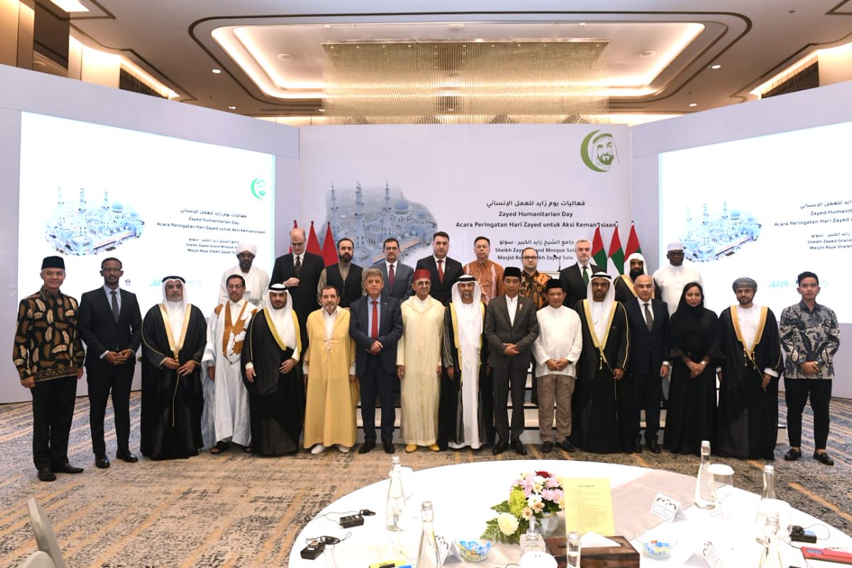 BahrainEmbIND's tweet image. شارك سعادة السفير أحمد عبدالله الهاجري في فعالية "يوم زايد للعمل الإنساني" بمسجد الشيخ زايد بمدينة سوراكارتا (سولو) بدعوة من سفارة دولة الإمارات العربية المتحدة بالتعاون مع الجامع وذلك بحضور الرئيس الاندونيسي وعدد من كبار المسئولين وأصحاب السعادة السفراء العرب المعتمدين في جاكرتا